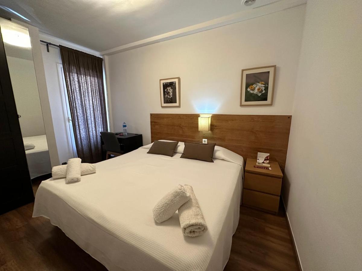 Hostal Alogar บาร์เซโลนา ภายนอก รูปภาพ