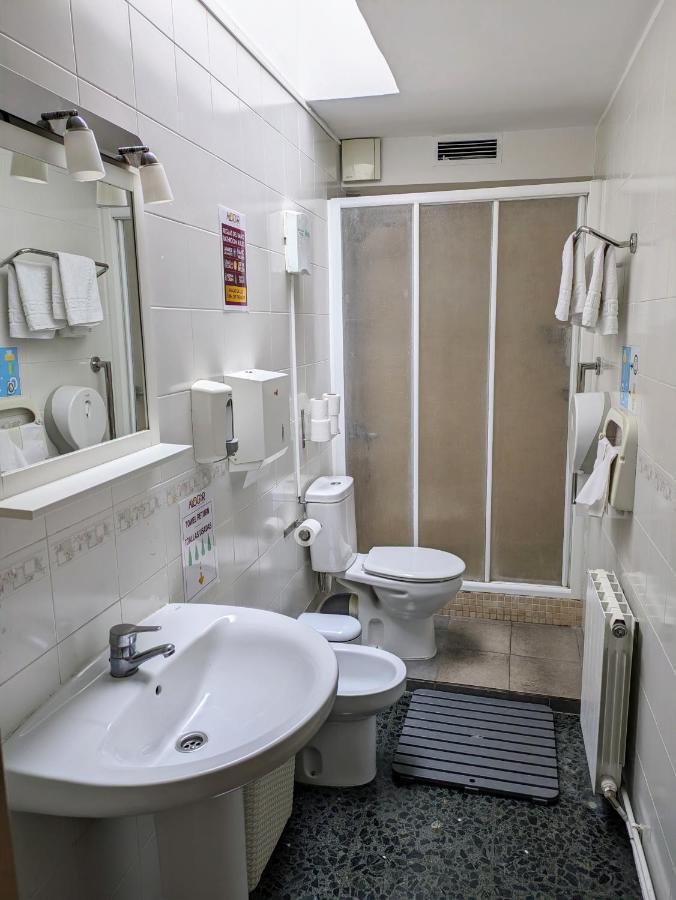 Hostal Alogar บาร์เซโลนา ภายนอก รูปภาพ