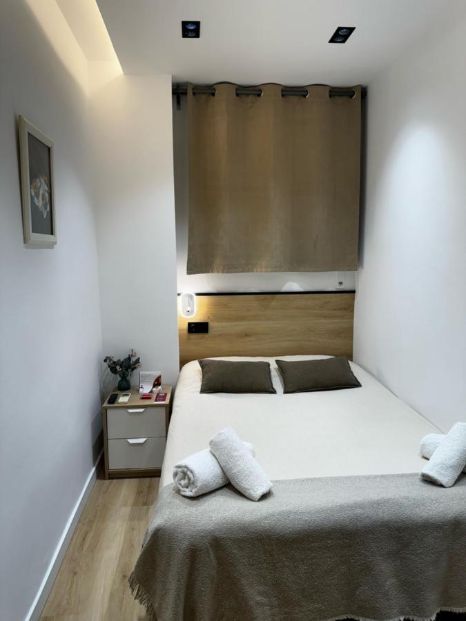 Hostal Alogar บาร์เซโลนา ภายนอก รูปภาพ