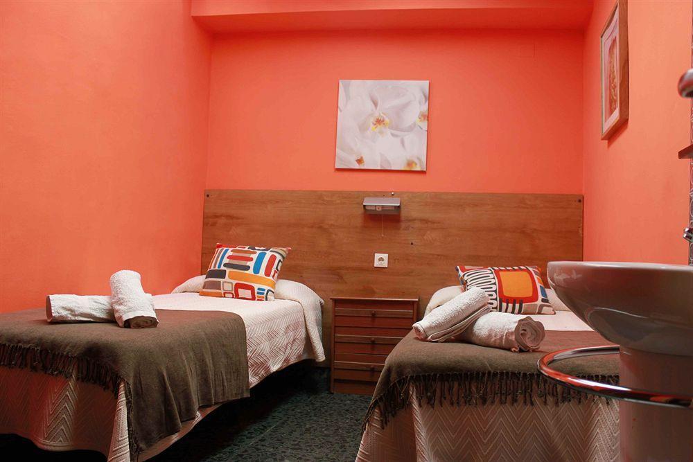Hostal Alogar บาร์เซโลนา ภายนอก รูปภาพ
