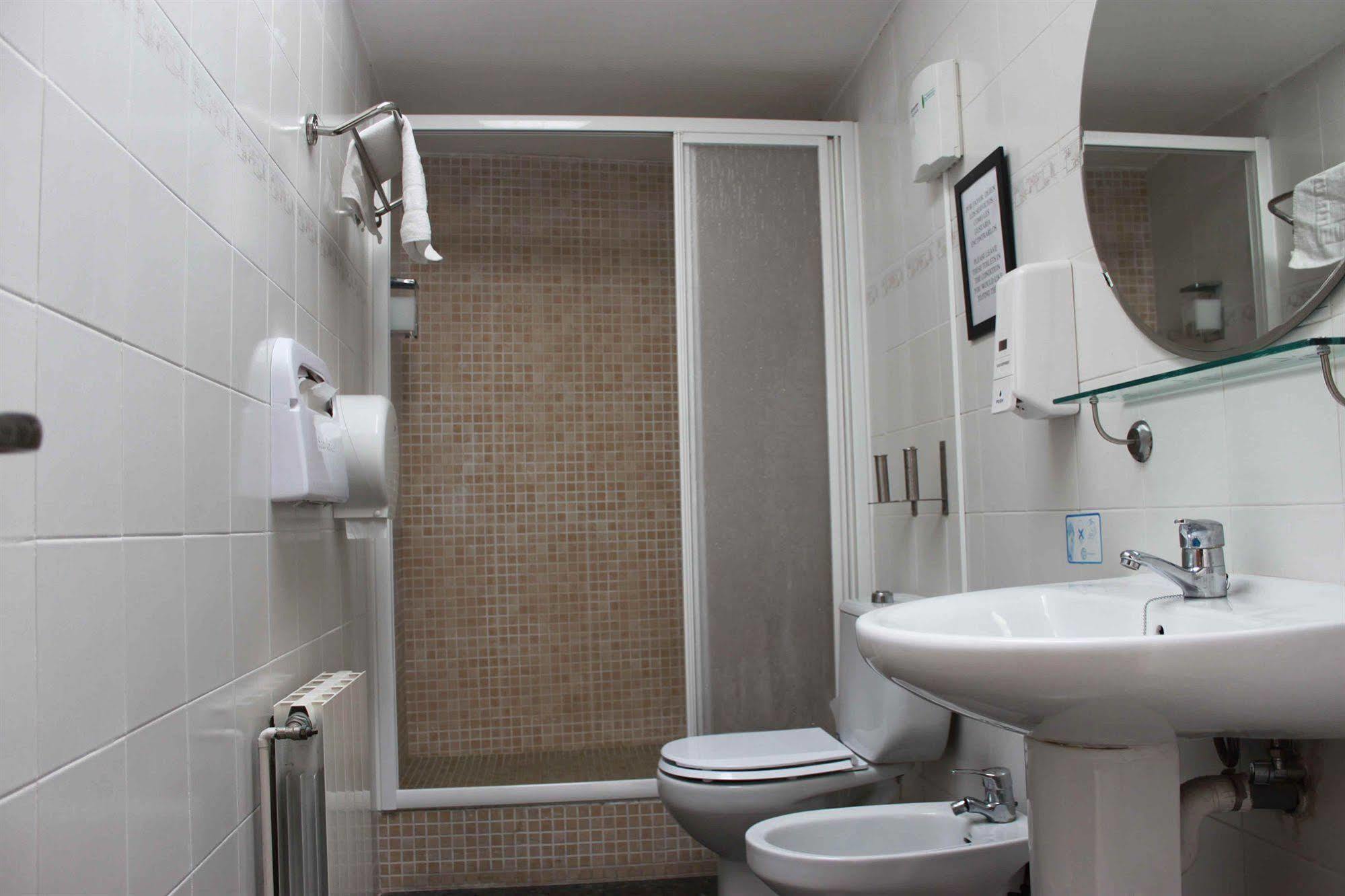 Hostal Alogar บาร์เซโลนา ภายนอก รูปภาพ
